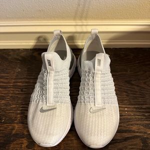 Women’s Nike tennis shoes